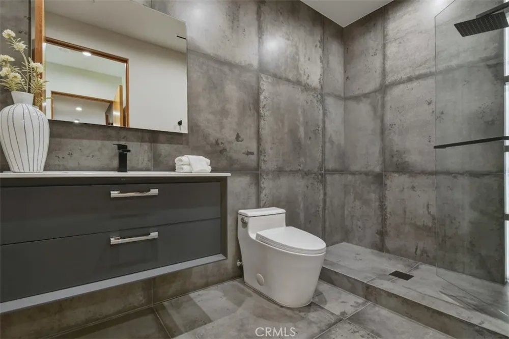 14753 Round Valley Sherman Oaks, CA 91403