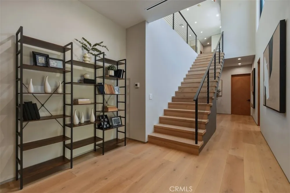 14753 Round Valley Sherman Oaks, CA 91403
