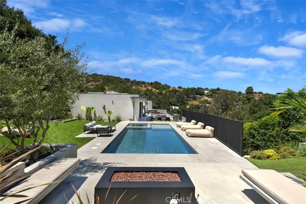 14753 Round Valley Sherman Oaks, CA 91403