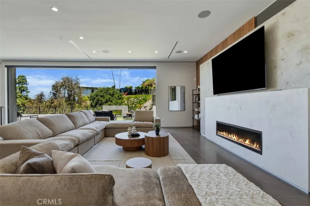 14753 Round Valley Sherman Oaks, CA 91403