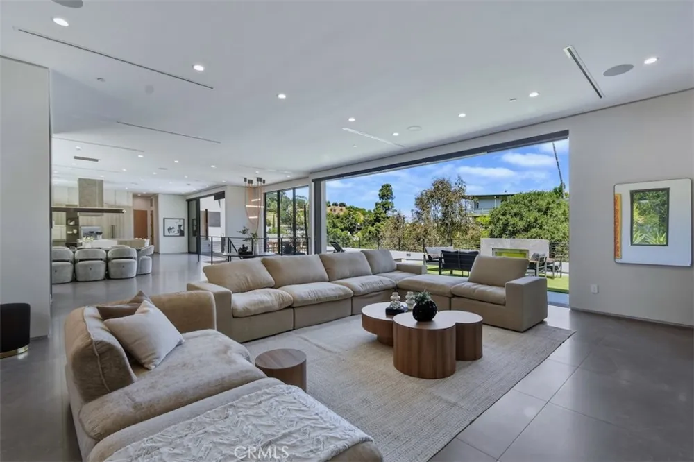 14753 Round Valley Sherman Oaks, CA 91403