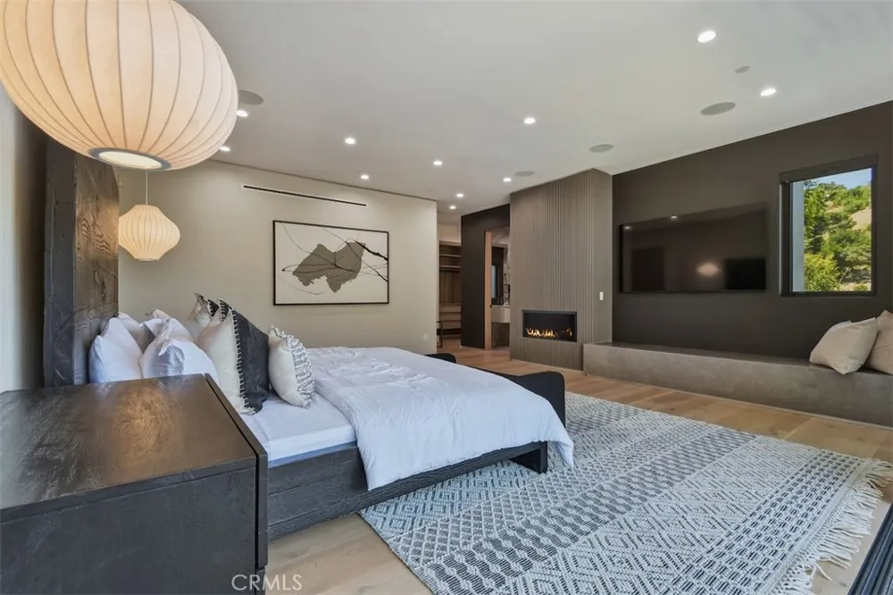 14753 Round Valley Sherman Oaks, CA 91403