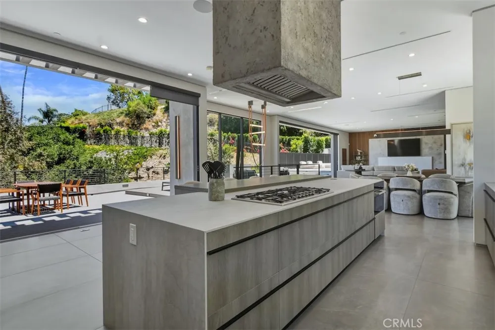 14753 Round Valley Sherman Oaks, CA 91403