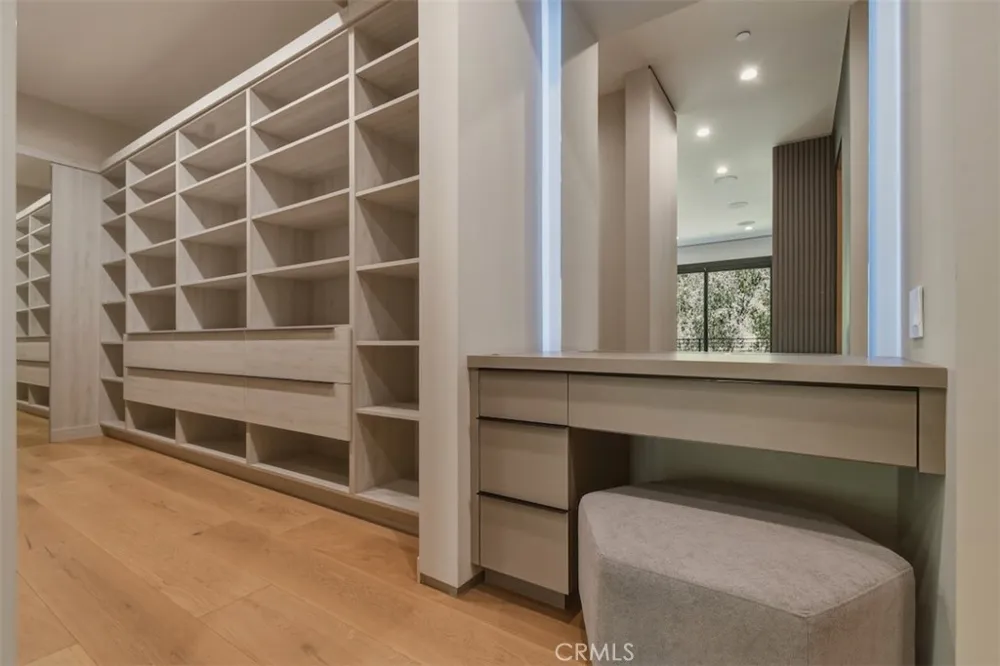 14753 Round Valley Sherman Oaks, CA 91403