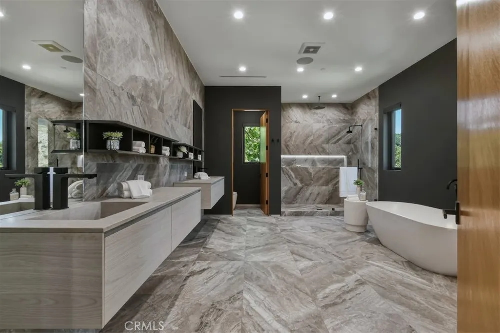 14753 Round Valley Sherman Oaks, CA 91403