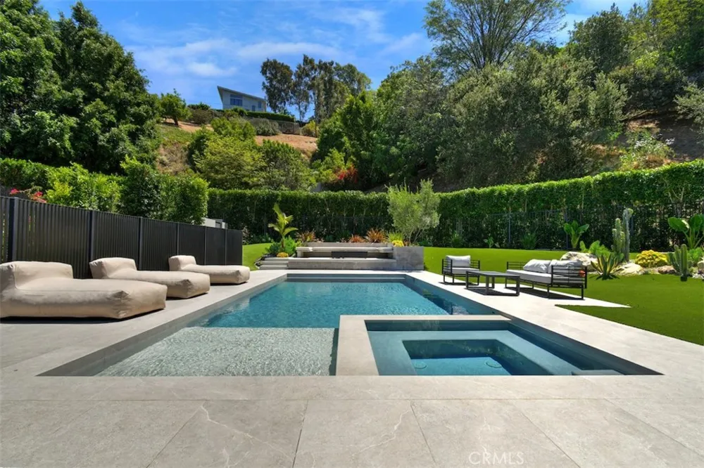 14753 Round Valley Sherman Oaks, CA 91403