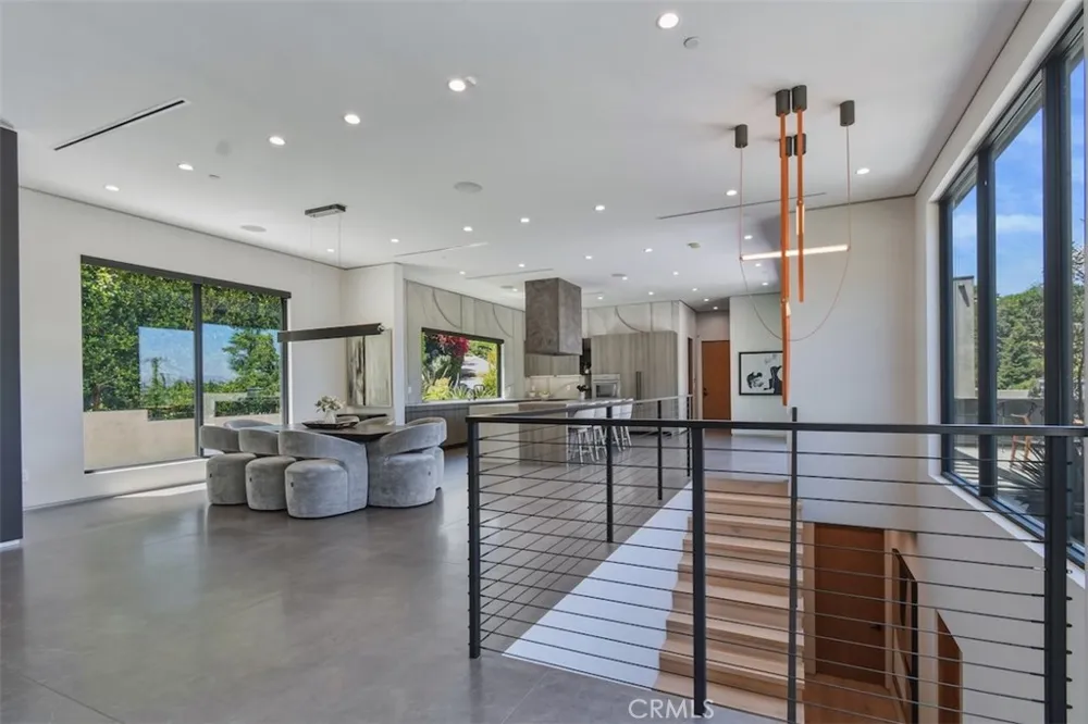 14753 Round Valley Sherman Oaks, CA 91403