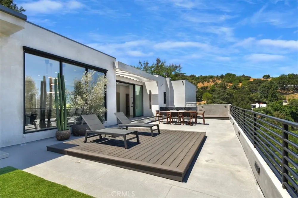 14753 Round Valley Sherman Oaks, CA 91403