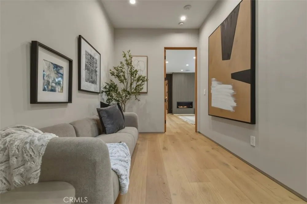 14753 Round Valley Sherman Oaks, CA 91403
