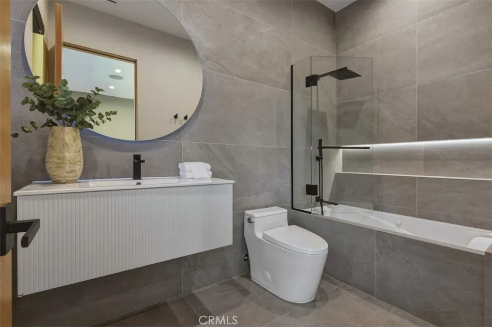 14753 Round Valley Sherman Oaks, CA 91403