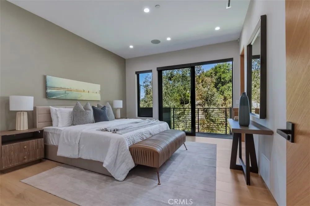 14753 Round Valley Sherman Oaks, CA 91403