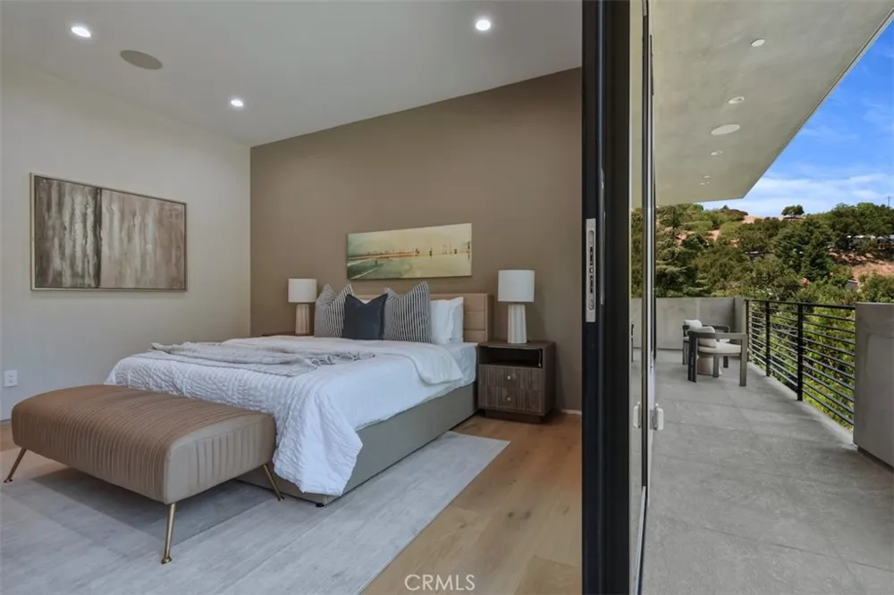 14753 Round Valley Sherman Oaks, CA 91403