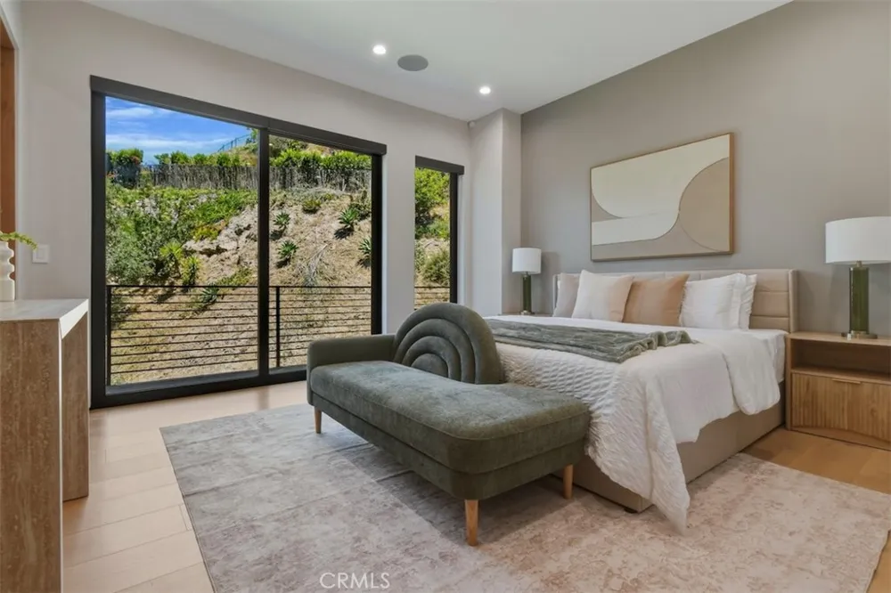14753 Round Valley Sherman Oaks, CA 91403