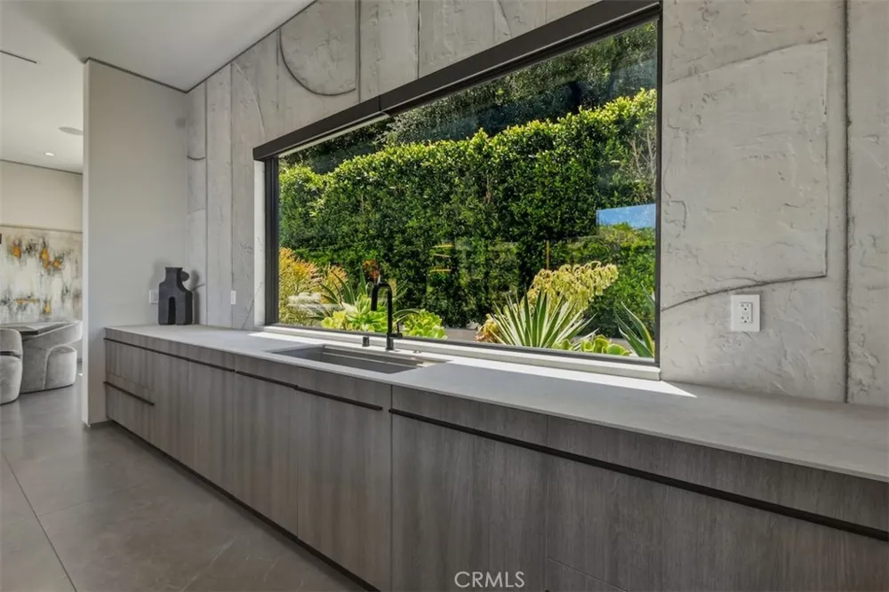 14753 Round Valley Sherman Oaks, CA 91403