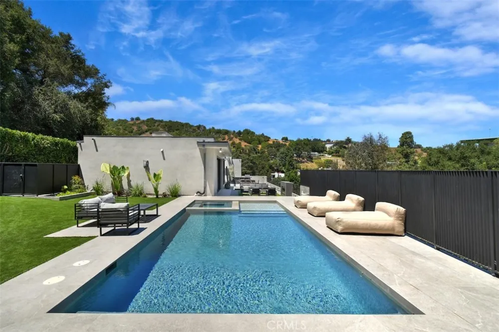 14753 Round Valley Sherman Oaks, CA 91403
