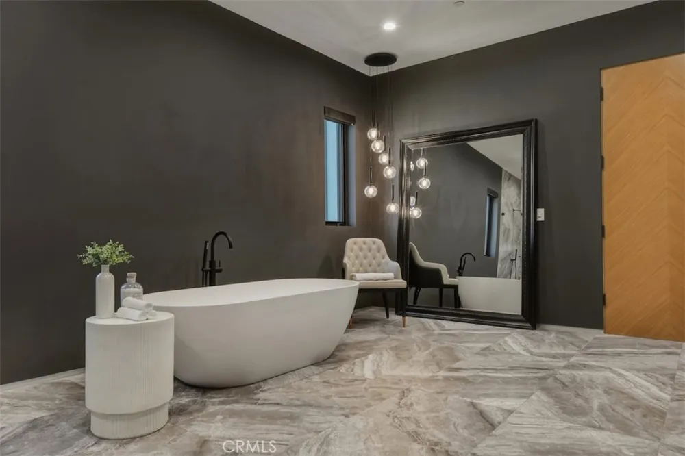 14753 Round Valley Sherman Oaks, CA 91403