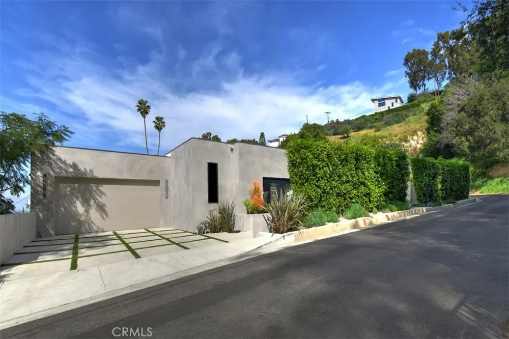 14753 Round Valley Sherman Oaks, CA 91403