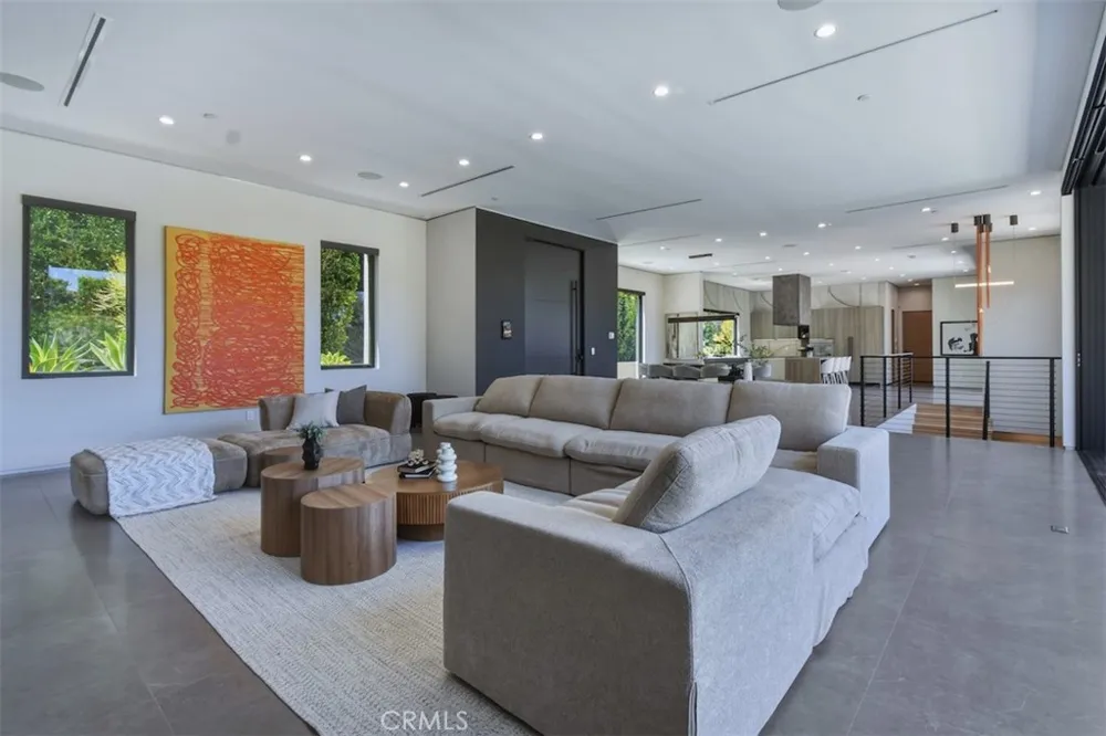 14753 Round Valley Sherman Oaks, CA 91403