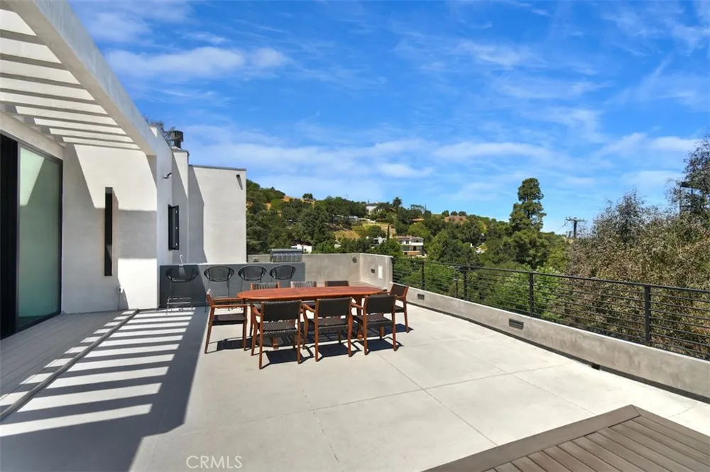 14753 Round Valley Sherman Oaks, CA 91403