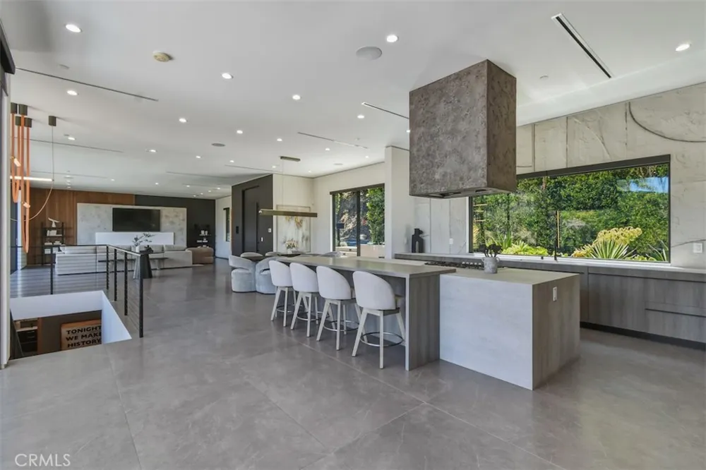 14753 Round Valley Sherman Oaks, CA 91403