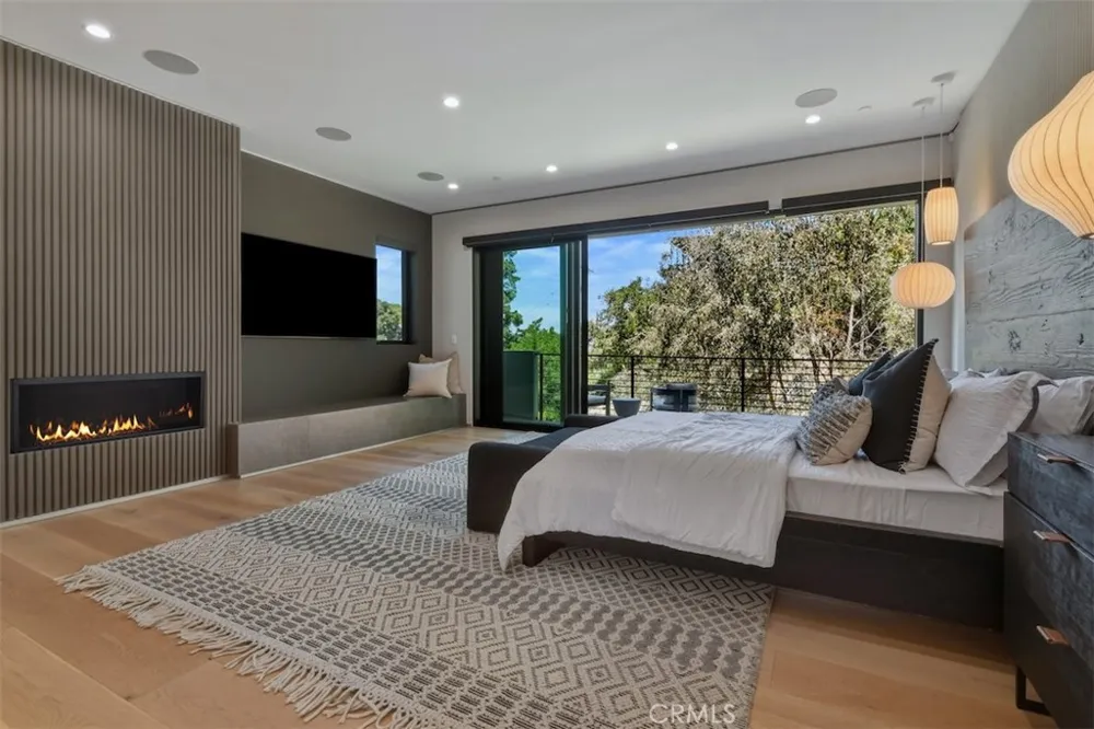 14753 Round Valley Sherman Oaks, CA 91403