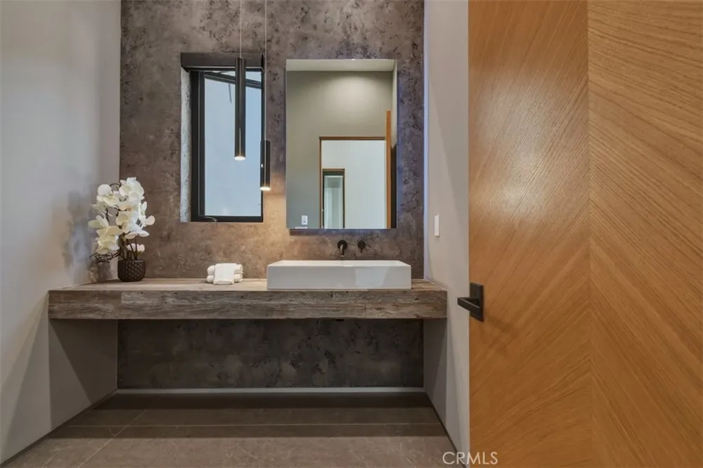 14753 Round Valley Sherman Oaks, CA 91403