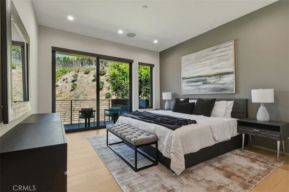 14753 Round Valley Sherman Oaks, CA 91403