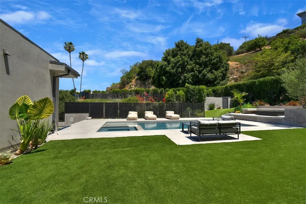 14753 Round Valley Sherman Oaks, CA 91403