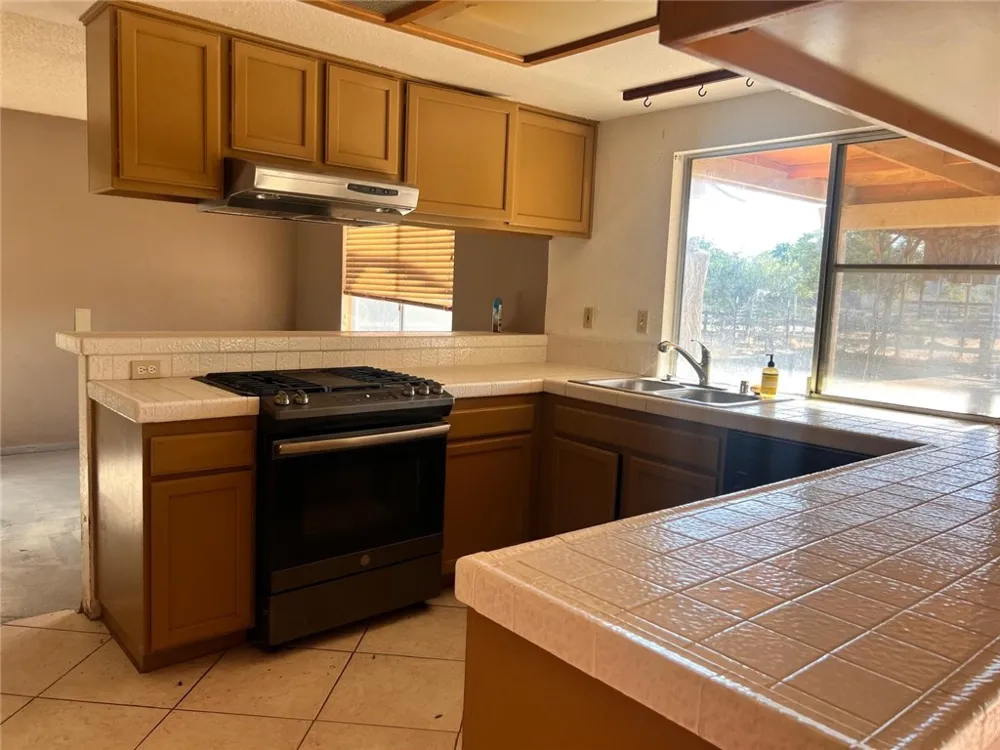 37045 96th E Littlerock, CA 93543