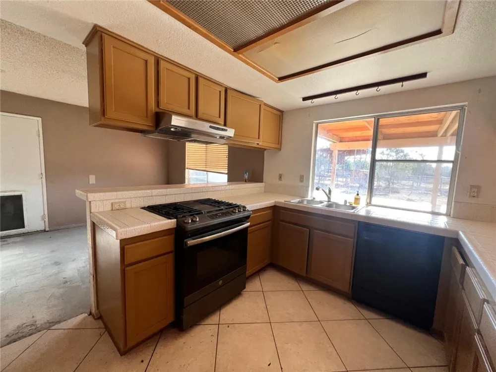 37045 96th E Littlerock, CA 93543