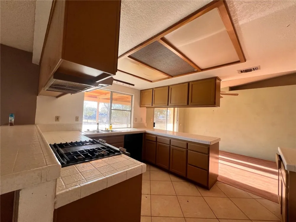 37045 96th E Littlerock, CA 93543