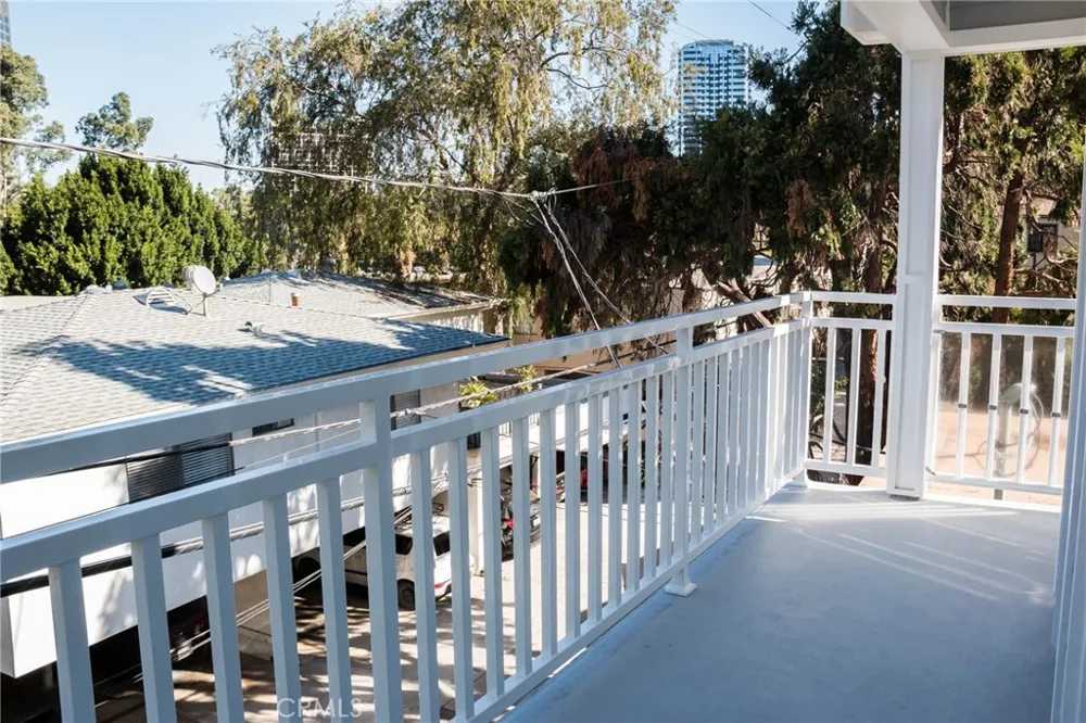 3698 Fredonia Drive Los Angeles, CA 90068