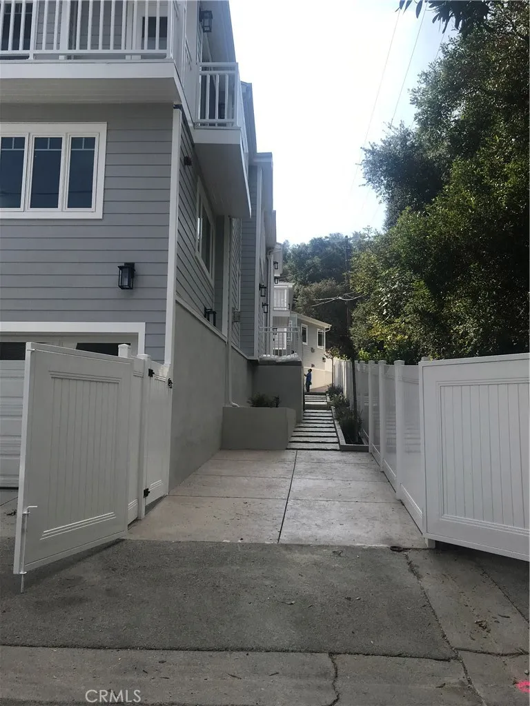 3698 Fredonia Drive Los Angeles, CA 90068