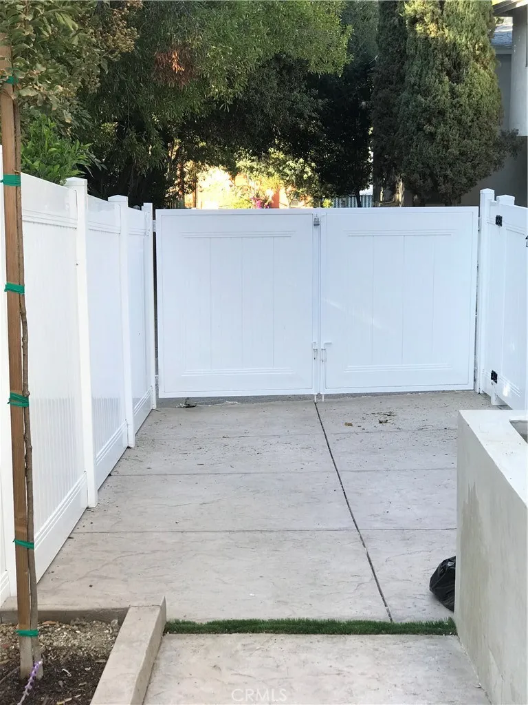 3698 Fredonia Drive Los Angeles, CA 90068