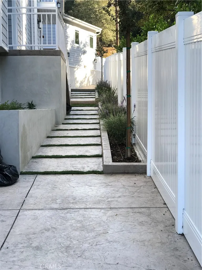 3698 Fredonia Drive Los Angeles, CA 90068