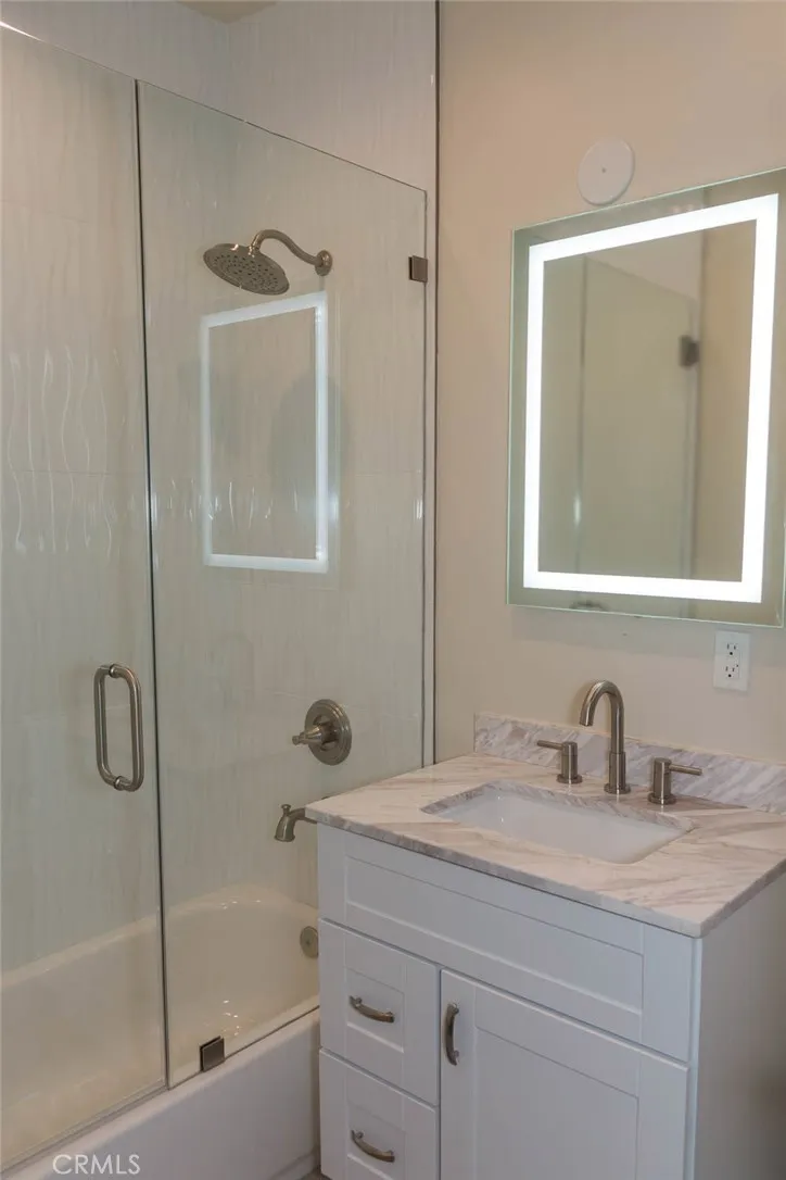 3698 Fredonia Drive Los Angeles, CA 90068
