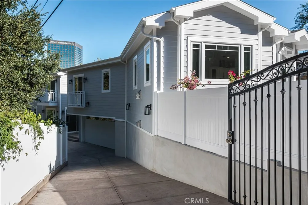 3698 Fredonia Drive Los Angeles, CA 90068