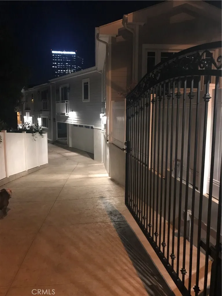3698 Fredonia Drive Los Angeles, CA 90068