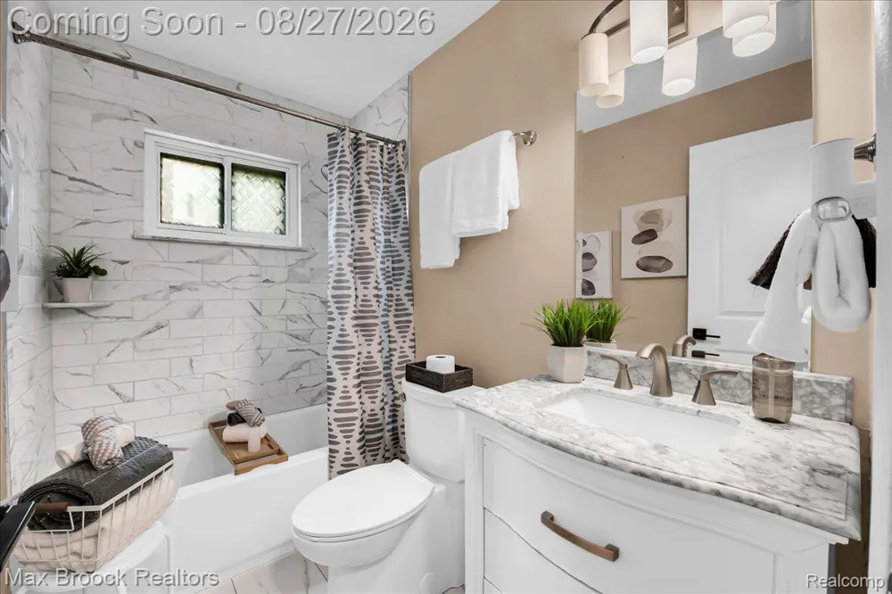 26441 Roberta Street Roseville City, MI 48066