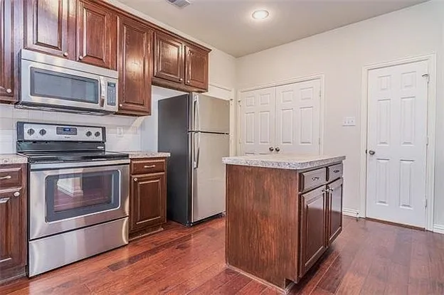 389 Ivan Drive Lewisville, TX 75067