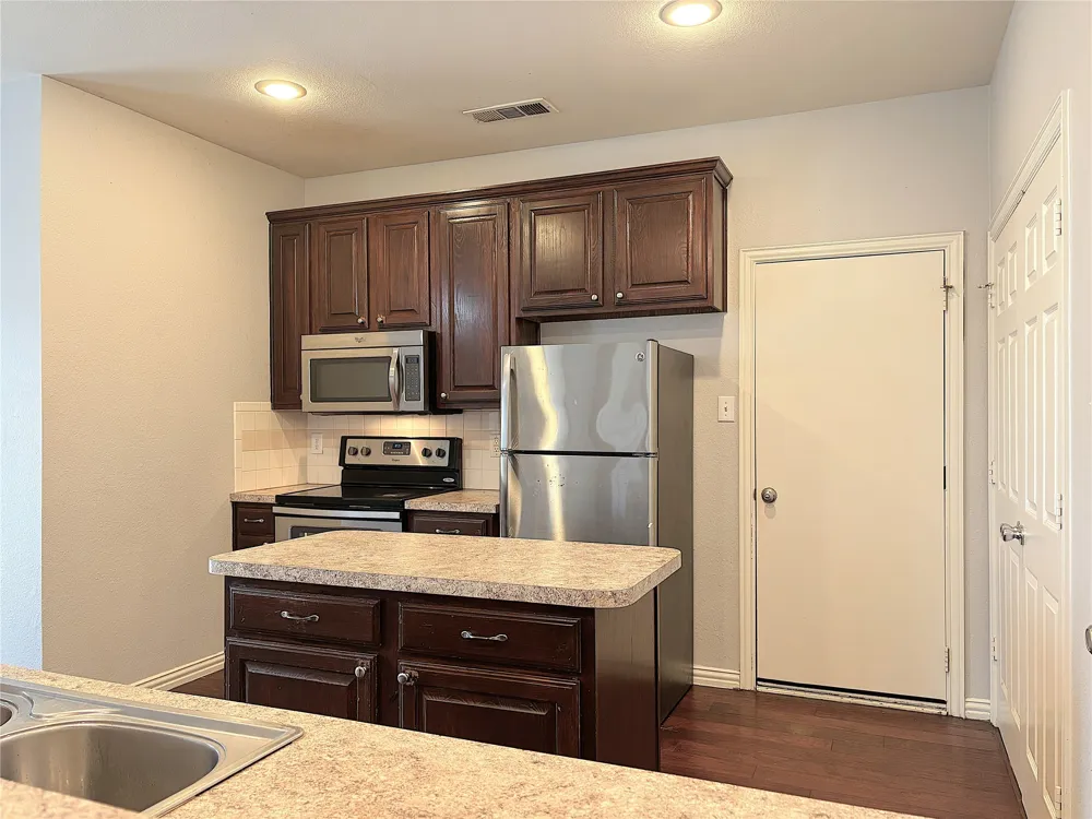 389 Ivan Drive Lewisville, TX 75067