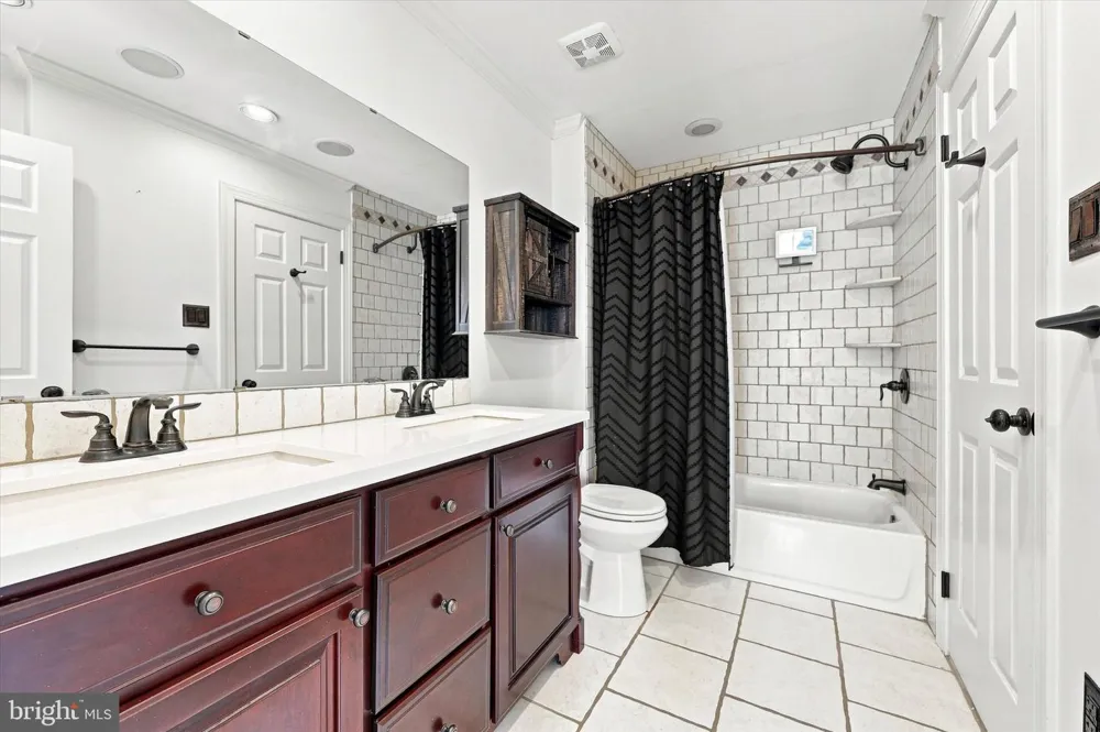 372 SCOLA ROAD Brookhaven, PA 19015