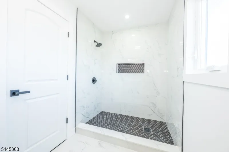 214 Alberta Dr Saddle Brook, NJ 07663