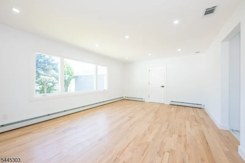 214 Alberta Dr Saddle Brook, NJ 07663
