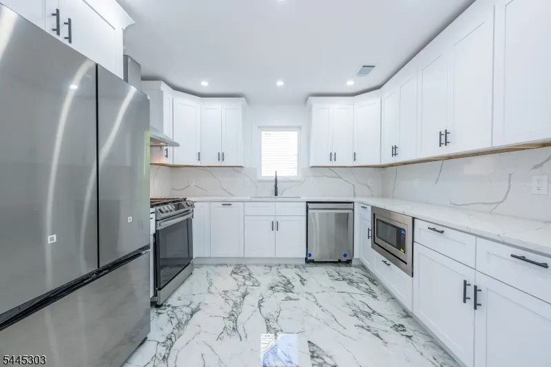 214 Alberta Dr Saddle Brook, NJ 07663