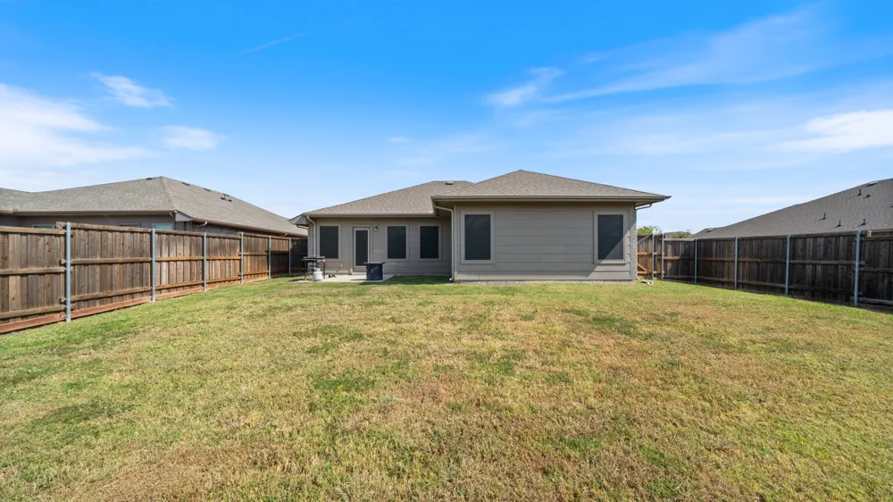 121 Willowbend Loop Mabank, TX 75147