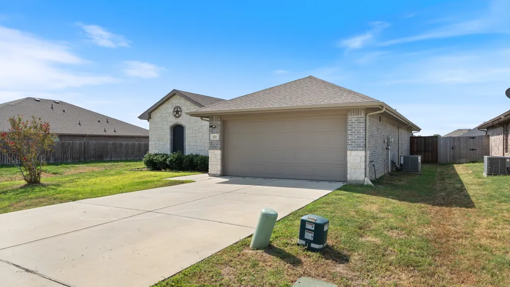 121 Willowbend Loop Mabank, TX 75147