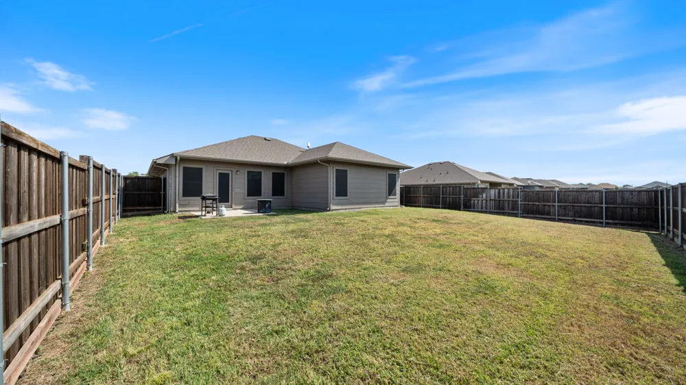 121 Willowbend Loop Mabank, TX 75147