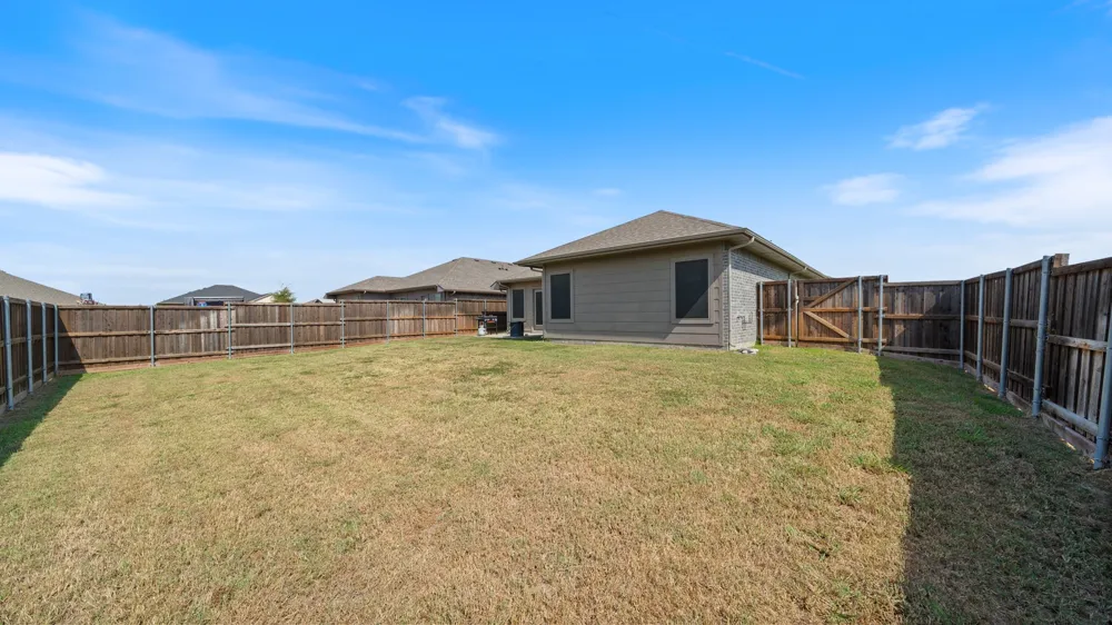 121 Willowbend Loop Mabank, TX 75147