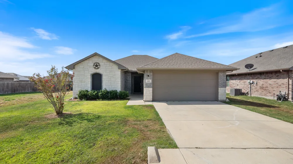 121 Willowbend Loop Mabank, TX 75147